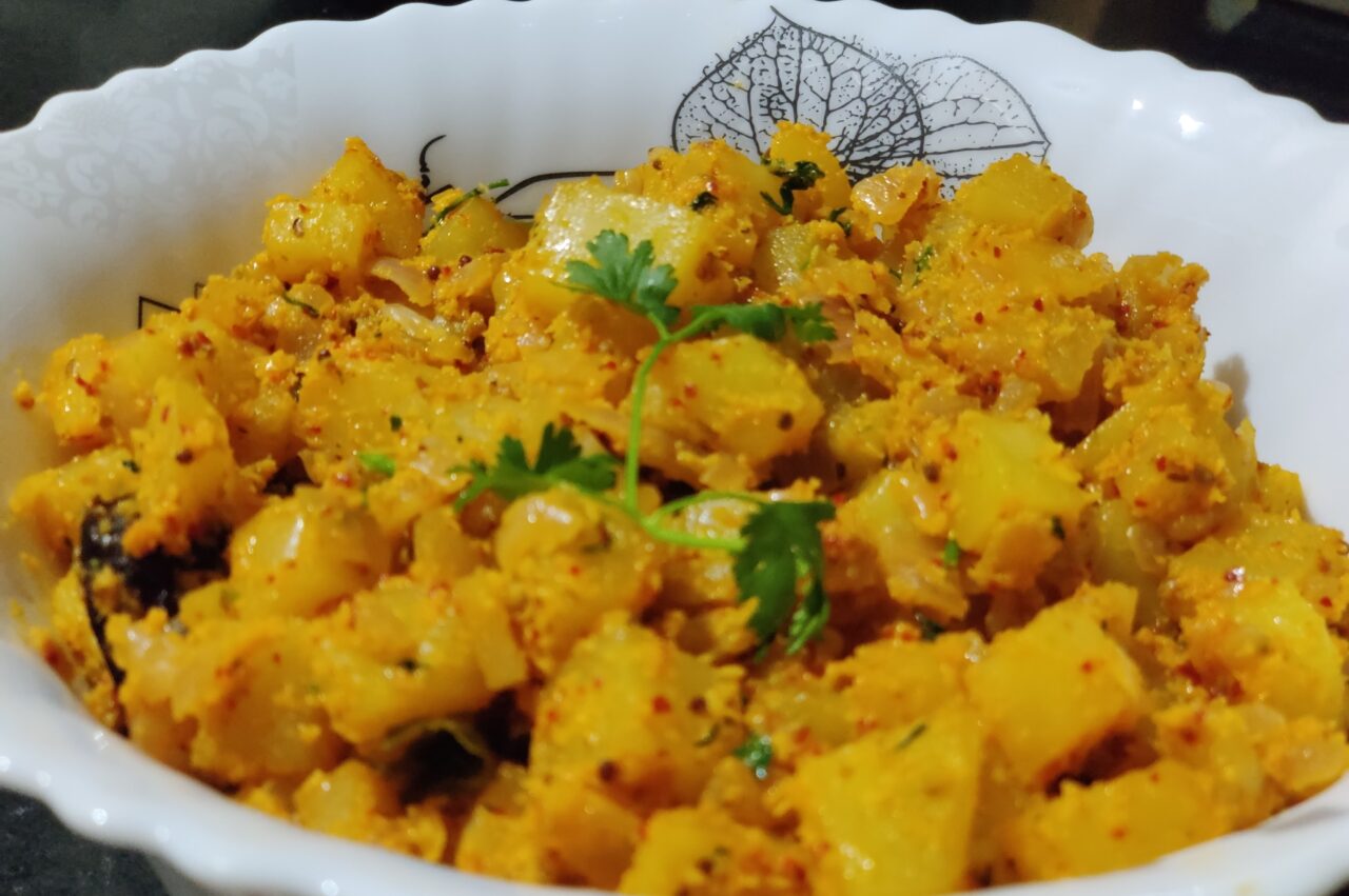 Sukha bhaaji | Potato dry sabji | Batate palya